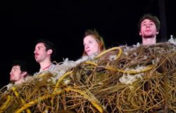 Magali Castellan - Costumière accéssoiriste - Réalisation de costumes de théâtres - Le nid - théâtre de rue  - Revêtement du nid - Patine du container